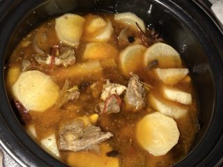 8、冬季滋补萝卜炖羊排,打开锅盖,香味浓郁,关键是一丁点羊膻味都没有,食欲大增