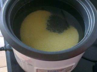 2、宝宝辅食(冰糖雪梨香蕉粥),小米洗净倒入电饭锅内添适量水煮开；