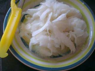 3、宝宝辅食(冰糖雪梨香蕉粥),雪梨去皮，用削皮器削薄片；