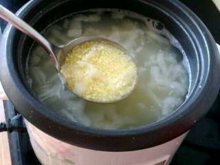 4、宝宝辅食(冰糖雪梨香蕉粥),倒入电饭锅内煮40分钟至粥粘稠；