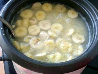 5、宝宝辅食(冰糖雪梨香蕉粥),香蕉去皮切片儿，放入电饭锅内；