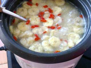 6、宝宝辅食(冰糖雪梨香蕉粥),放入枸杞子和冰糖煮10-15分钟，拔掉电源；