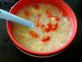 7、宝宝辅食(冰糖雪梨香蕉粥),盛出即可食用^O^