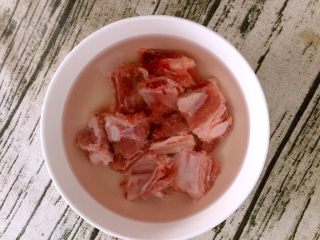 2、养生排骨山药汤,将排骨洗净用水泡半个小时去一下血水