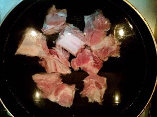 4、养生排骨山药汤,把泡排骨的血水倒掉,锅里放凉水把泡完血水的排骨放进锅,小火煮开