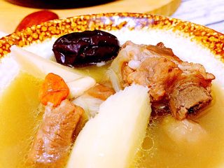 12、养生排骨山药汤,吃的时候加入盐调味,只需要加盐即可,如果病人,孕妇吃,都可以不用加盐,肉汤是甜味的,汤体金亮浓郁,肉质软烂,味道鲜美