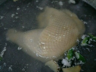 3、凉拌鸡肉菠菜,将鸡腿煮熟～