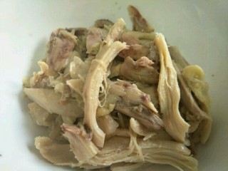 4、凉拌鸡肉菠菜,煮熟的鸡腿略凉后，顺着纹理撕成条