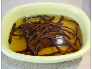 1、牛肉干笋臊子,干笋用清水浸泡一天，期间换水几次。