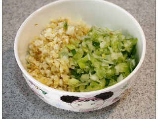 4、牛肉干笋臊子,准备好姜、葱、蒜末。