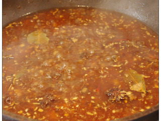 8、牛肉干笋臊子,倒入热水，小火慢炖30分钟左右即可。