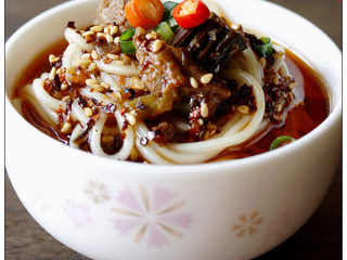 9、牛肉干笋臊子,煮好面条，浇入牛肉干笋臊子，可以再根据自己的口味加入辣椒油、鸡精、盐和小葱等，味道更好哟。