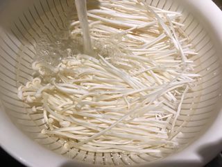 4、宝船蒸,金针菇去蒂头洗净沥干