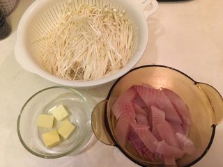 6、宝船蒸,无盐奶油切1.5cm大小正方形，厚度0.5cm