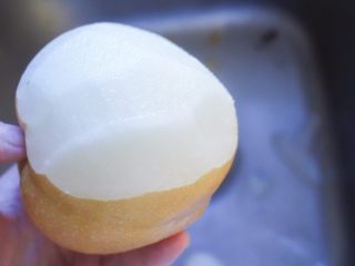 2、缤纷水果花茶,梨洗净去皮