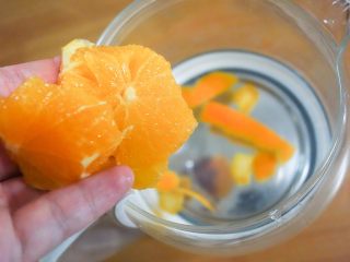 5、缤纷水果花茶,橙子肉放入养生壶内