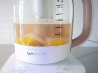 10、缤纷水果花茶,慢慢煮玫瑰茄的红色会慢慢出来特别漂亮