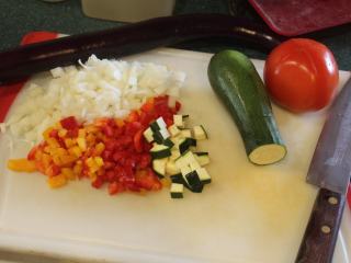 1、百变鸡蛋+迷你蔬菜烘蛋,将洋葱、甜椒、栉瓜、茄子切成小丁。蕃茄烫过去皮去籽也切成小丁。