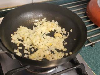 3、百变鸡蛋+迷你蔬菜烘蛋,放入洋葱拌炒至稍软。