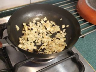 4、百变鸡蛋+迷你蔬菜烘蛋,加入茄子也拌炒一下。