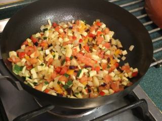 5、百变鸡蛋+迷你蔬菜烘蛋,将剩下的蔬菜也都入锅，炒到所有材料都变软。