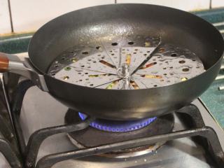 6、百变鸡蛋+迷你蔬菜烘蛋,放上上盖或纸盖，小火炖煮15分钟，将蔬菜煮到软透，再以盐和胡椒调味。