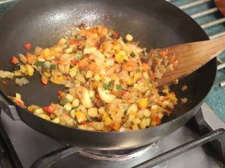 7、百变鸡蛋+迷你蔬菜烘蛋,取出大蒜，将炖好的蔬菜放凉备用。