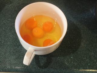 8、百变鸡蛋+迷你蔬菜烘蛋,打入5颗蛋。