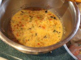 9、百变鸡蛋+迷你蔬菜烘蛋,将蛋打散，和蔬菜混合，也加入帕玛森吉士粉拌匀。