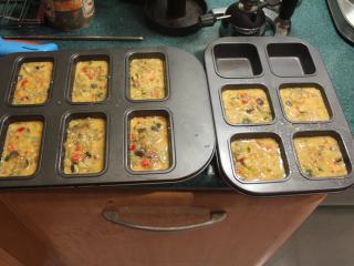 10、百变鸡蛋+迷你蔬菜烘蛋,将蔬菜蛋液放入小烤模。