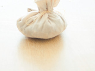 1、枇杷糕,枇杷叶用纱布包住，系好。