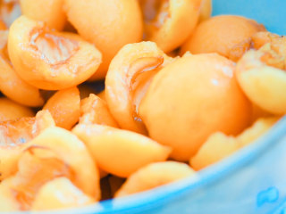 3、枇杷糕, 去皮去核。