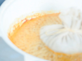 6、枇杷糕,倒入锅内，大火烧开，放入枇杷叶，小火煮40分钟。