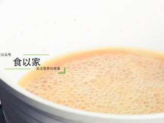 9、枇杷糕,重新倒入锅内，小火熬煮浓稠