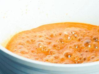 10、枇杷糕,熬至汁冒很大的泡，关火