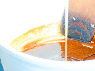 12、枇杷糕,倒入蜂蜜。蜂蜜用量大约为膏的二分之一