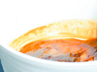 13、枇杷糕,利用余温将蜂蜜和膏搅拌融合