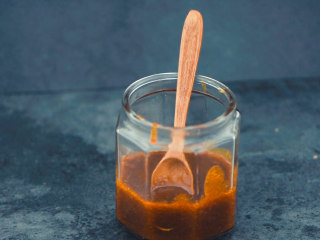 15、枇杷糕,原本想买10斤枇杷的，挑选出来只有这些。6斤的枇杷做出来的成品其实不多，但是小朋友们咳嗽时吃一点也够了，毕竟只有风热咳嗽时才会吃。