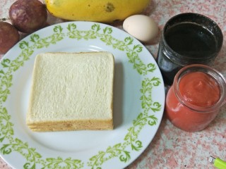 1、情人节爱心早餐,准备好食材