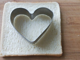 2、情人节爱心早餐,吐司用模具切出心形