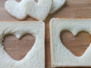 3、情人节爱心早餐,两片吐司切出心形备用