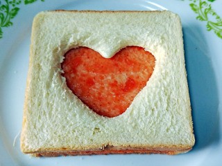 5、情人节爱心早餐,放上切了桃心的吐司