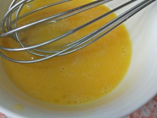 6、情人节爱心早餐,鸡蛋用手动打蛋器打散成鸡蛋液