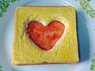 7、情人节爱心早餐,在心形吐司上涂一层蛋液
