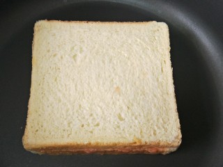 8、情人节爱心早餐,平底锅倒入少量油,把心形的一面朝下放入平底锅煎至焦黄