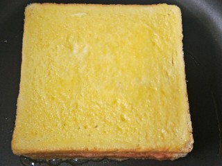 9、情人节爱心早餐,煎的时候在上面涂上鸡蛋液