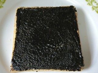 11、情人节爱心早餐,另取一片吐司涂上黑芝麻酱