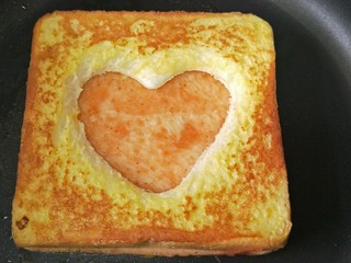 10、情人节爱心早餐,然后翻面,另一面也煎至焦黄出锅装盘