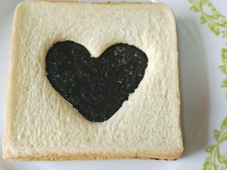 12、情人节爱心早餐,盖上一片心形的吐司