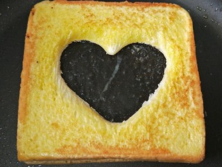 13、情人节爱心早餐,重复山楂酱吐司的做法,心形吐司上涂上蛋液放平底锅煎焦黄后翻面也煎至焦黄